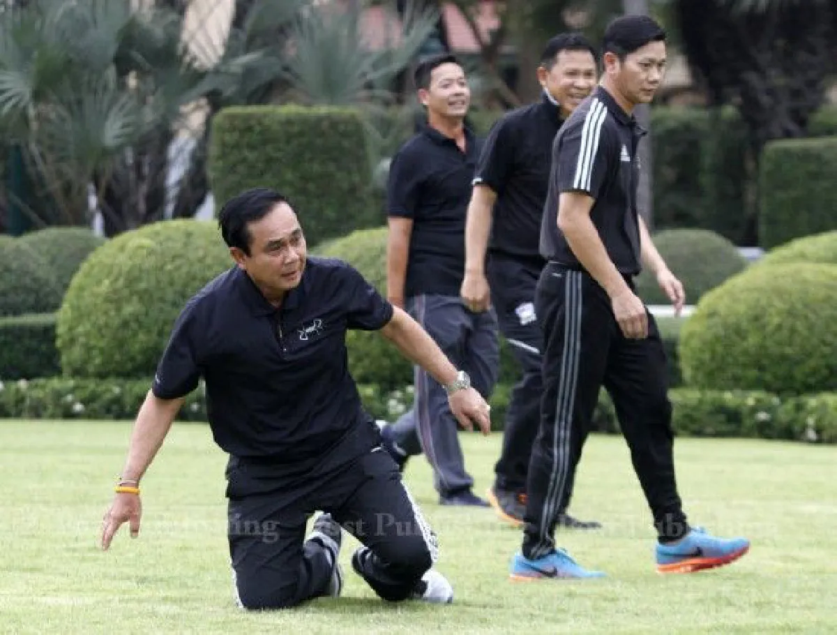 บิ๊กตู่ทุ่มเท!ร่วมเตะบอลหน้าทำเนียบฯ เจอเพื่อนสกัดล้ม