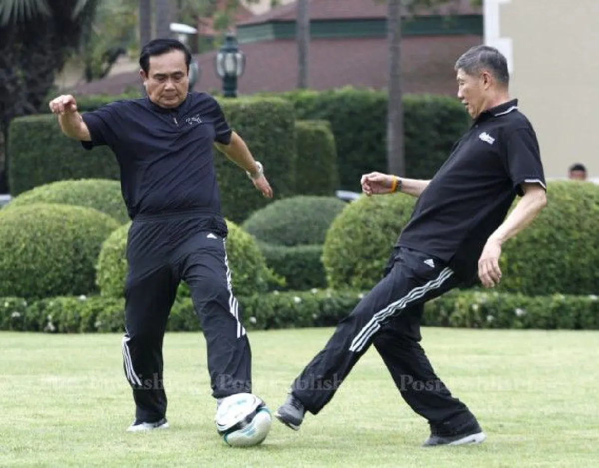 บิ๊กตู่ทุ่มเท!ร่วมเตะบอลหน้าทำเนียบฯ เจอเพื่อนสกัดล้ม