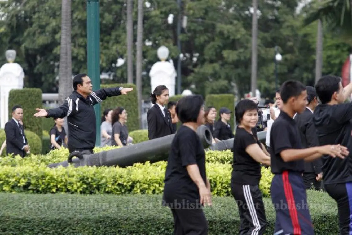 บิ๊กตู่ทุ่มเท!ร่วมเตะบอลหน้าทำเนียบฯ เจอเพื่อนสกัดล้ม