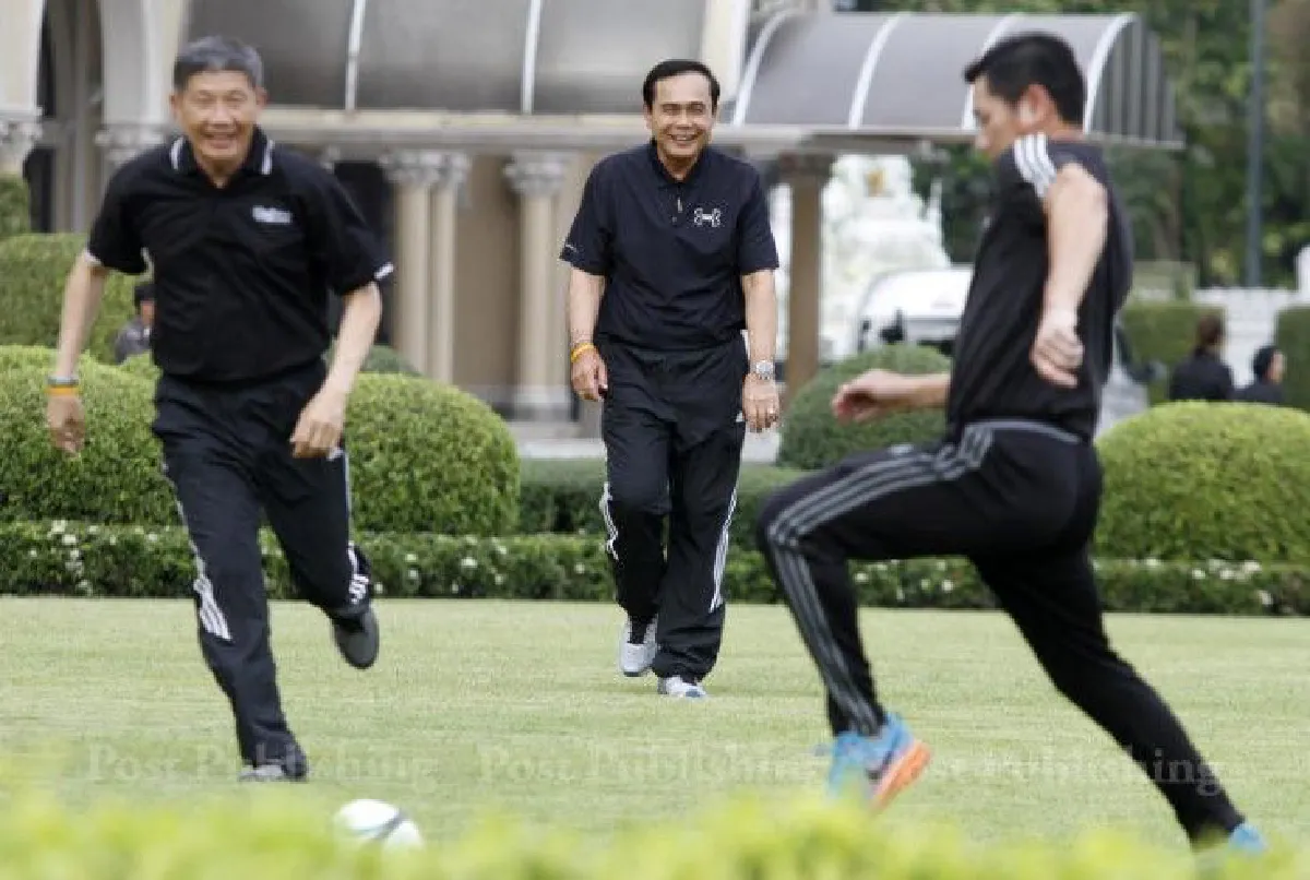 บิ๊กตู่ทุ่มเท!ร่วมเตะบอลหน้าทำเนียบฯ เจอเพื่อนสกัดล้ม