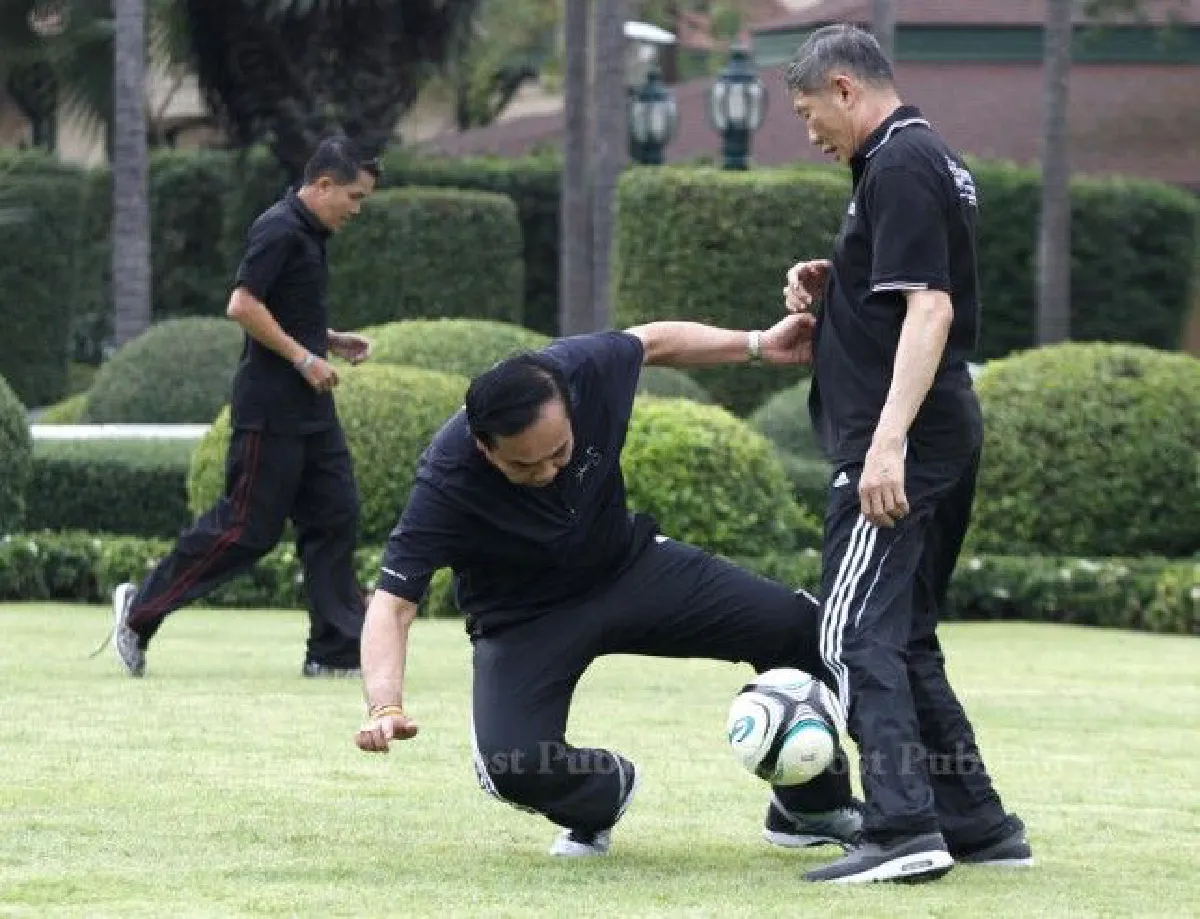 บิ๊กตู่ทุ่มเท!ร่วมเตะบอลหน้าทำเนียบฯ เจอเพื่อนสกัดล้ม