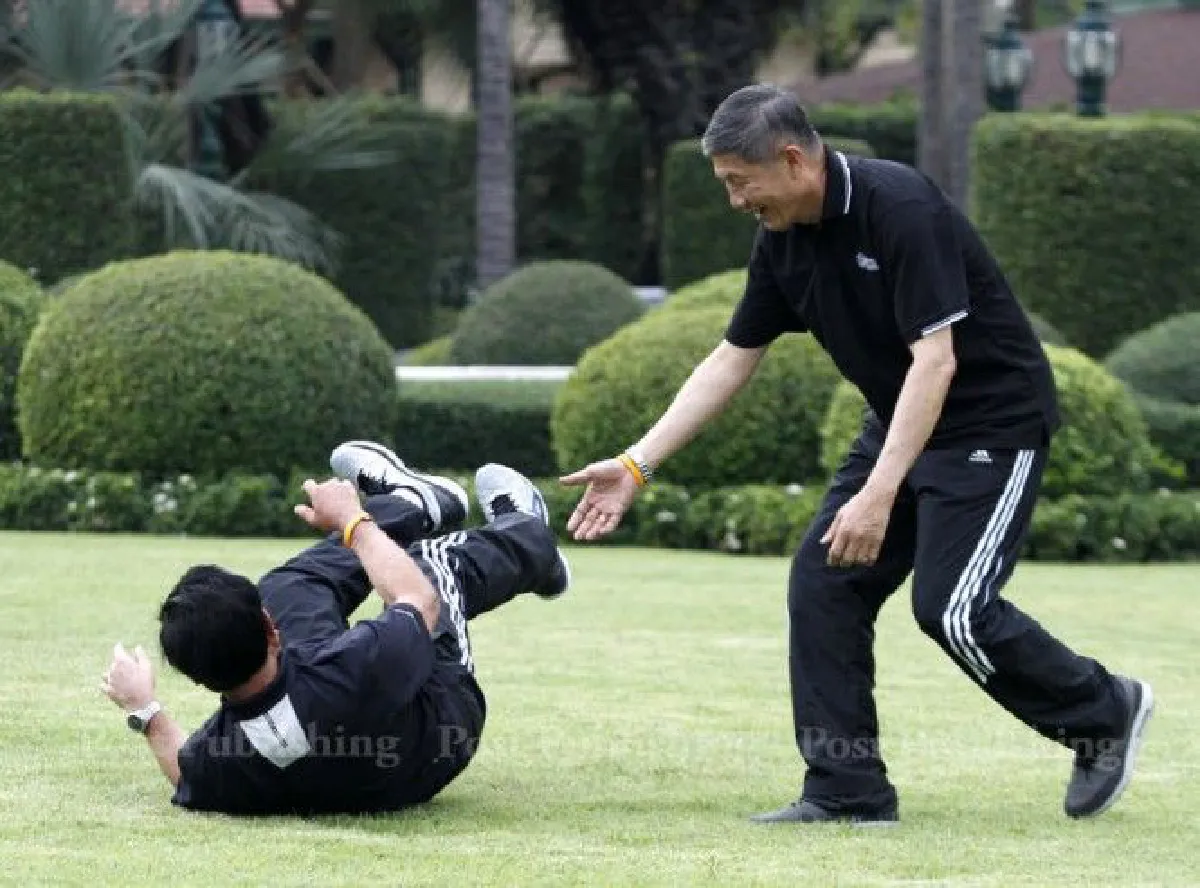 บิ๊กตู่ทุ่มเท!ร่วมเตะบอลหน้าทำเนียบฯ เจอเพื่อนสกัดล้ม