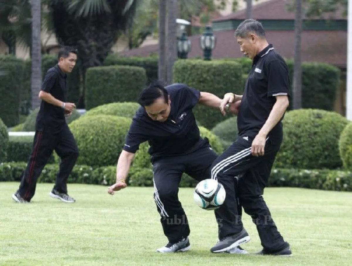 บิ๊กตู่ทุ่มเท!ร่วมเตะบอลหน้าทำเนียบฯ เจอเพื่อนสกัดล้ม