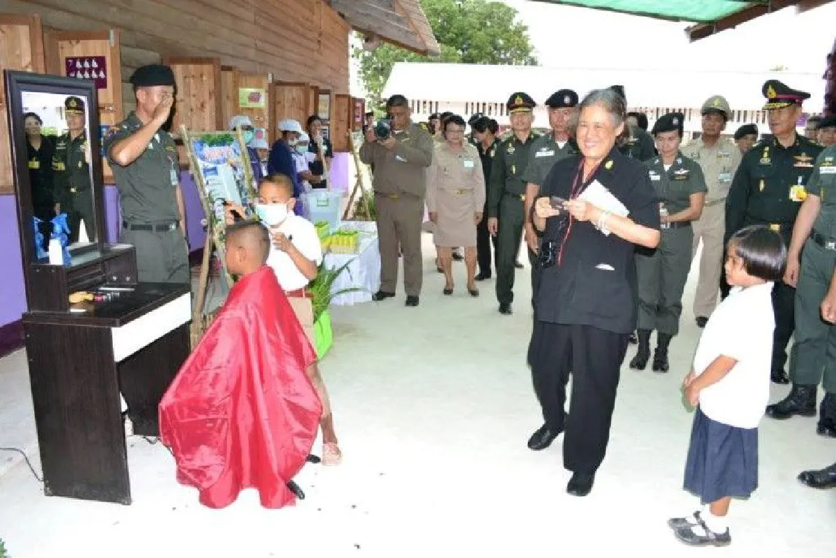 ภาพซาบซึ้งสมเด็จพระเทพฯเสด็จฯเปิดศูนย์การเรียนรู้ ตชด.