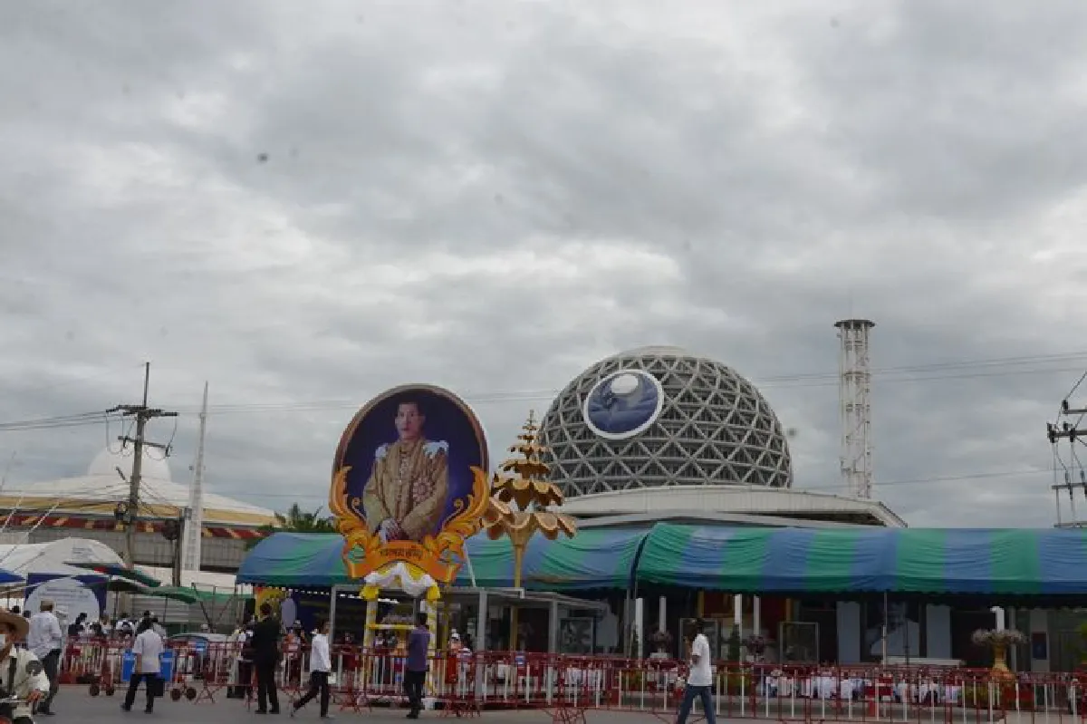 วัดพระธรรมกายนำสแลน-กล้องวงจรปิดออกจากประตู4