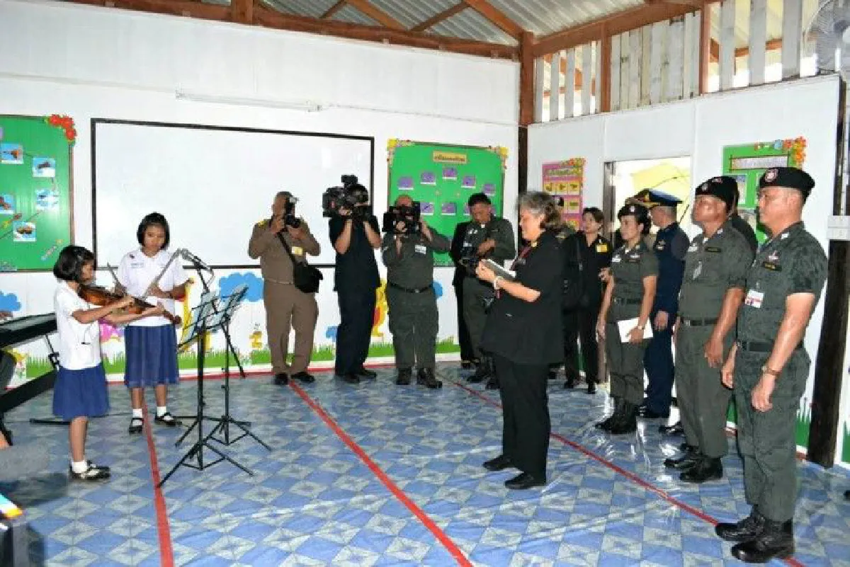 ภาพซาบซึ้งสมเด็จพระเทพฯเสด็จฯเปิดศูนย์การเรียนรู้ ตชด.