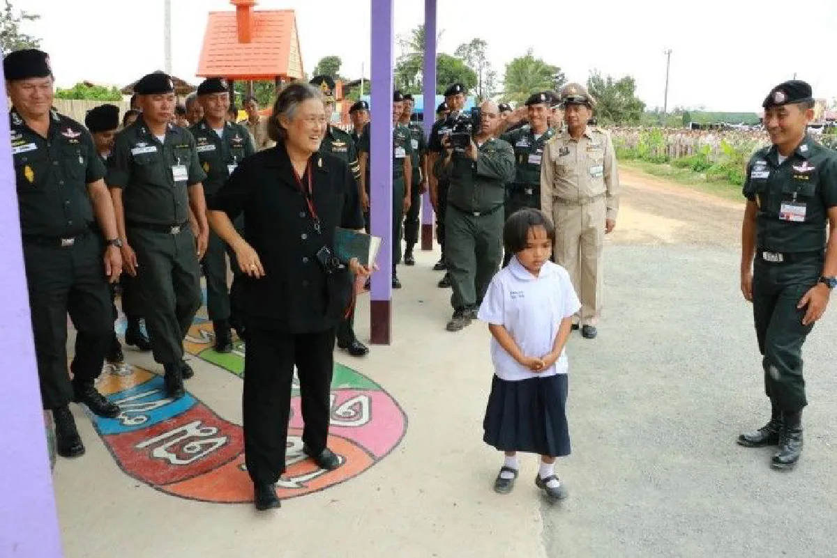 ภาพซาบซึ้งสมเด็จพระเทพฯเสด็จฯเปิดศูนย์การเรียนรู้ ตชด.