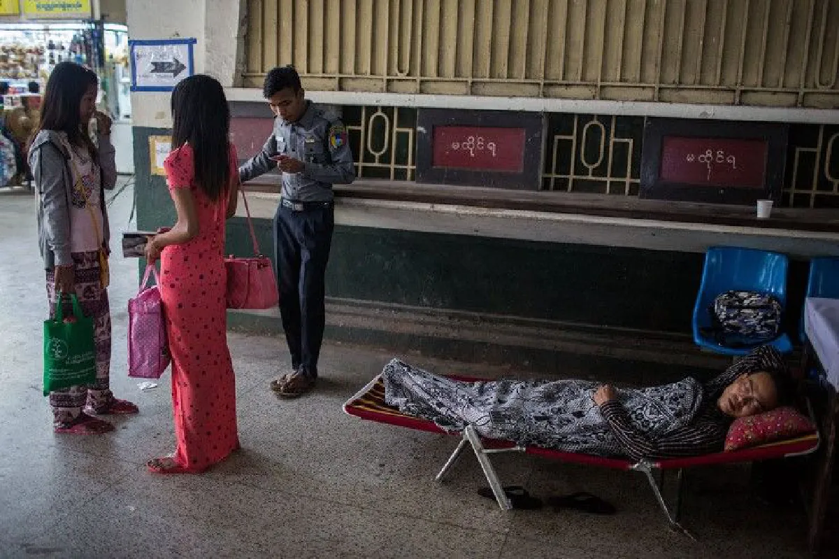 ชมวิถีชีวิตภายในสถานีรถไฟย่างกุ้ง ของเมียนมา