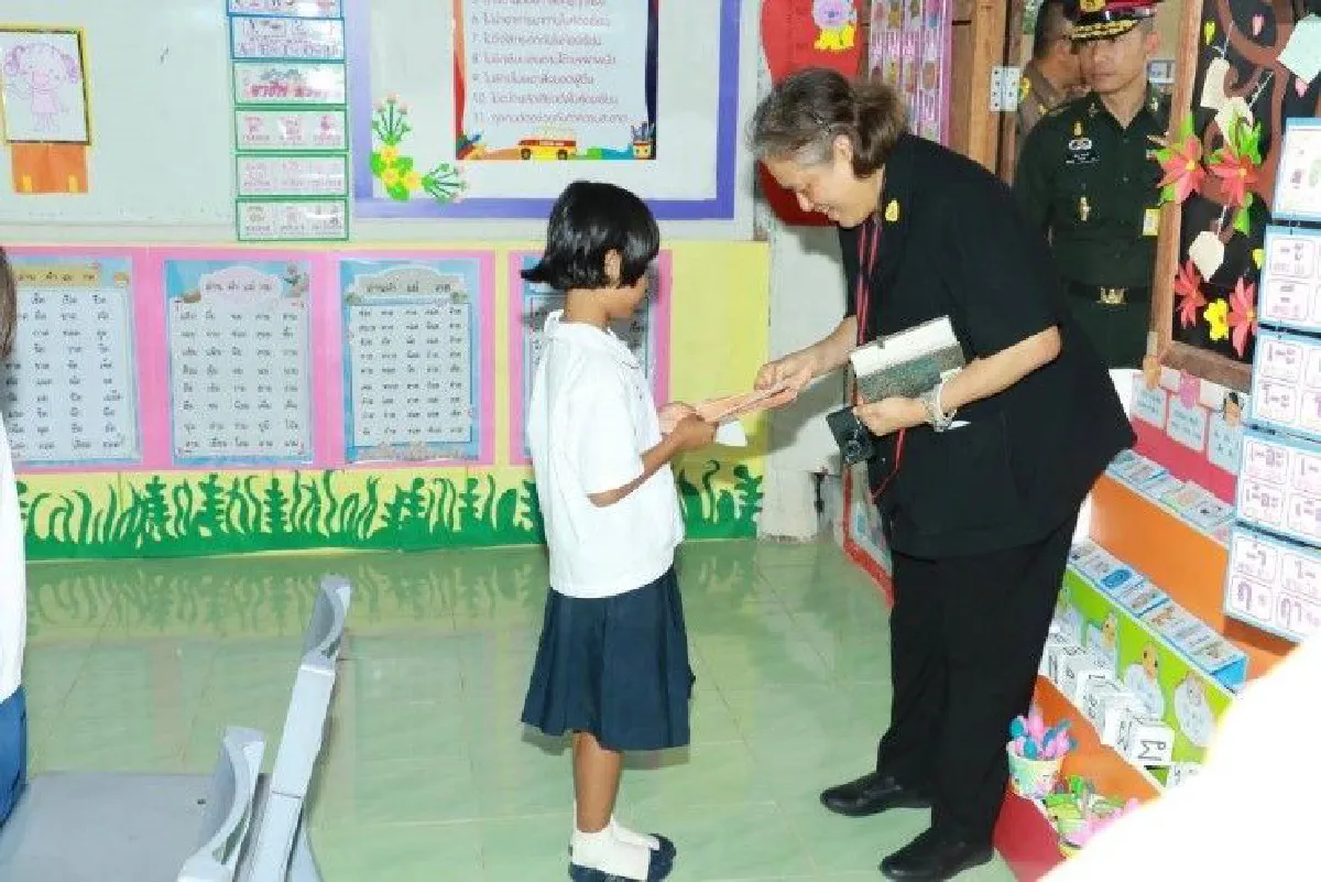 ภาพซาบซึ้งสมเด็จพระเทพฯเสด็จฯเปิดศูนย์การเรียนรู้ ตชด.