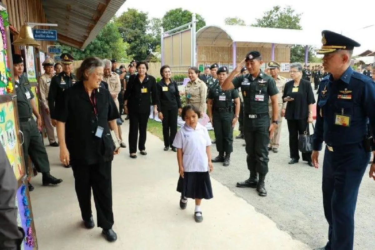 ภาพซาบซึ้งสมเด็จพระเทพฯเสด็จฯเปิดศูนย์การเรียนรู้ ตชด.