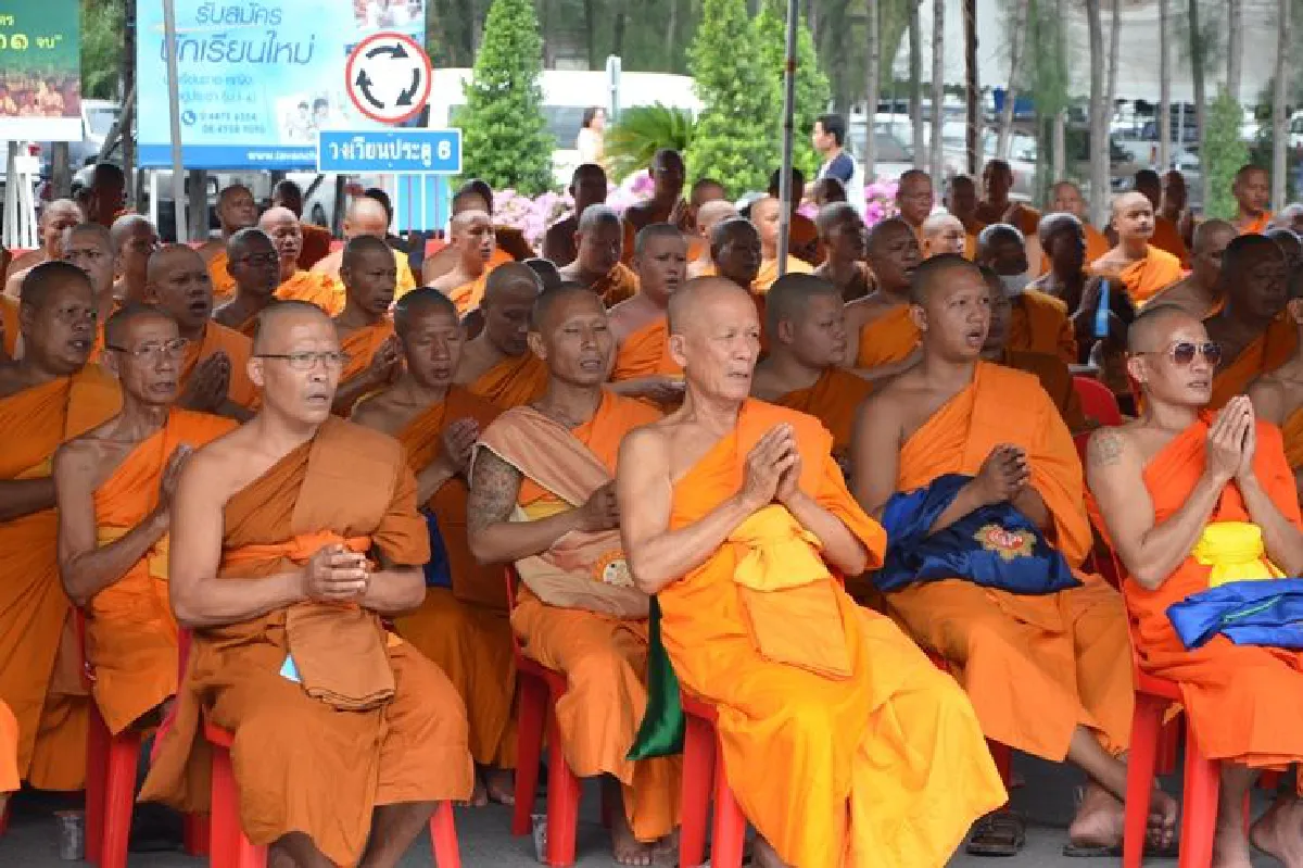 วัดพระธรรมกายนำสแลน-กล้องวงจรปิดออกจากประตู4
