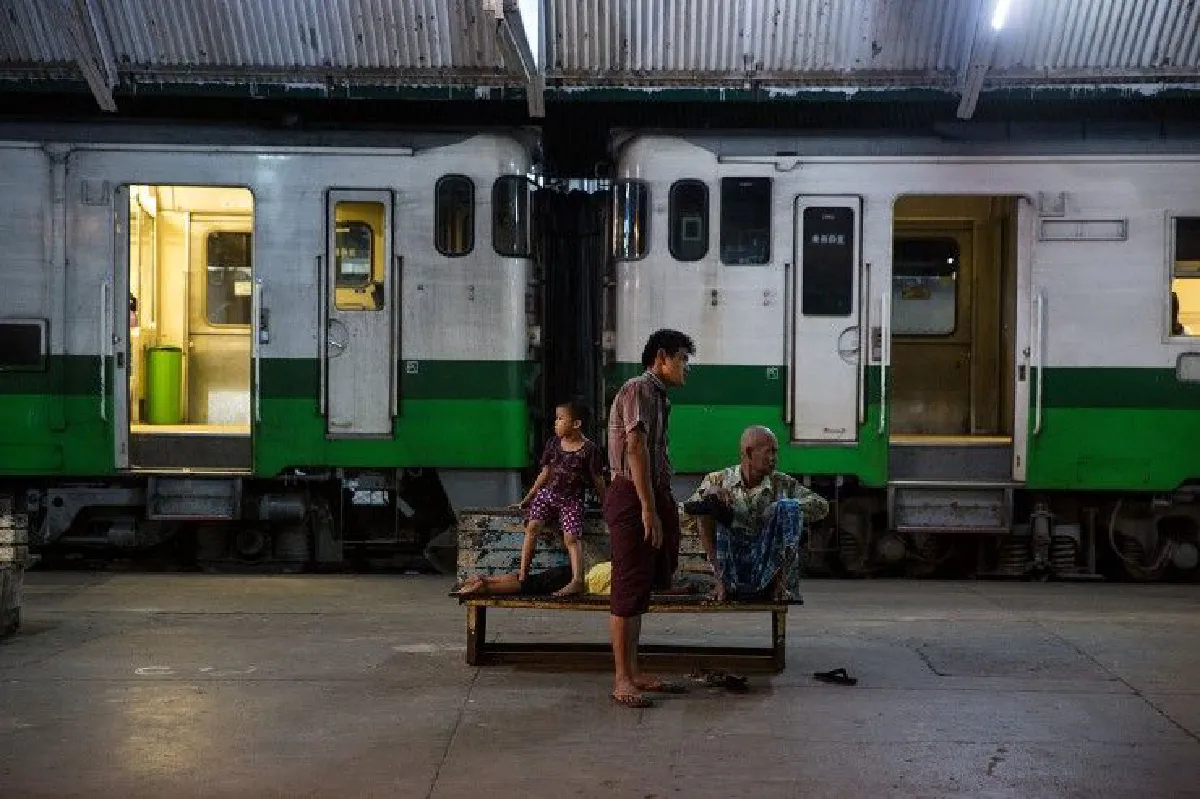 ชมวิถีชีวิตภายในสถานีรถไฟย่างกุ้ง ของเมียนมา