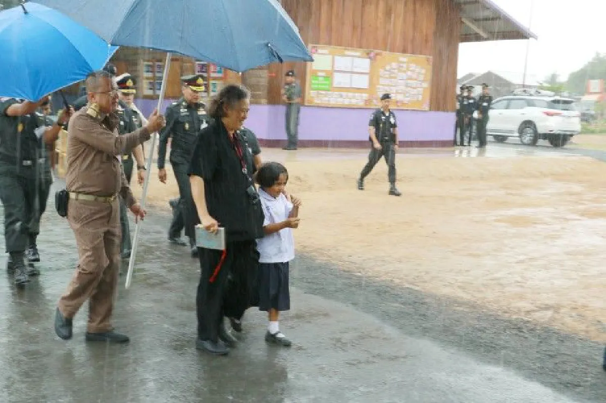 ภาพซาบซึ้งสมเด็จพระเทพฯเสด็จฯเปิดศูนย์การเรียนรู้ ตชด.