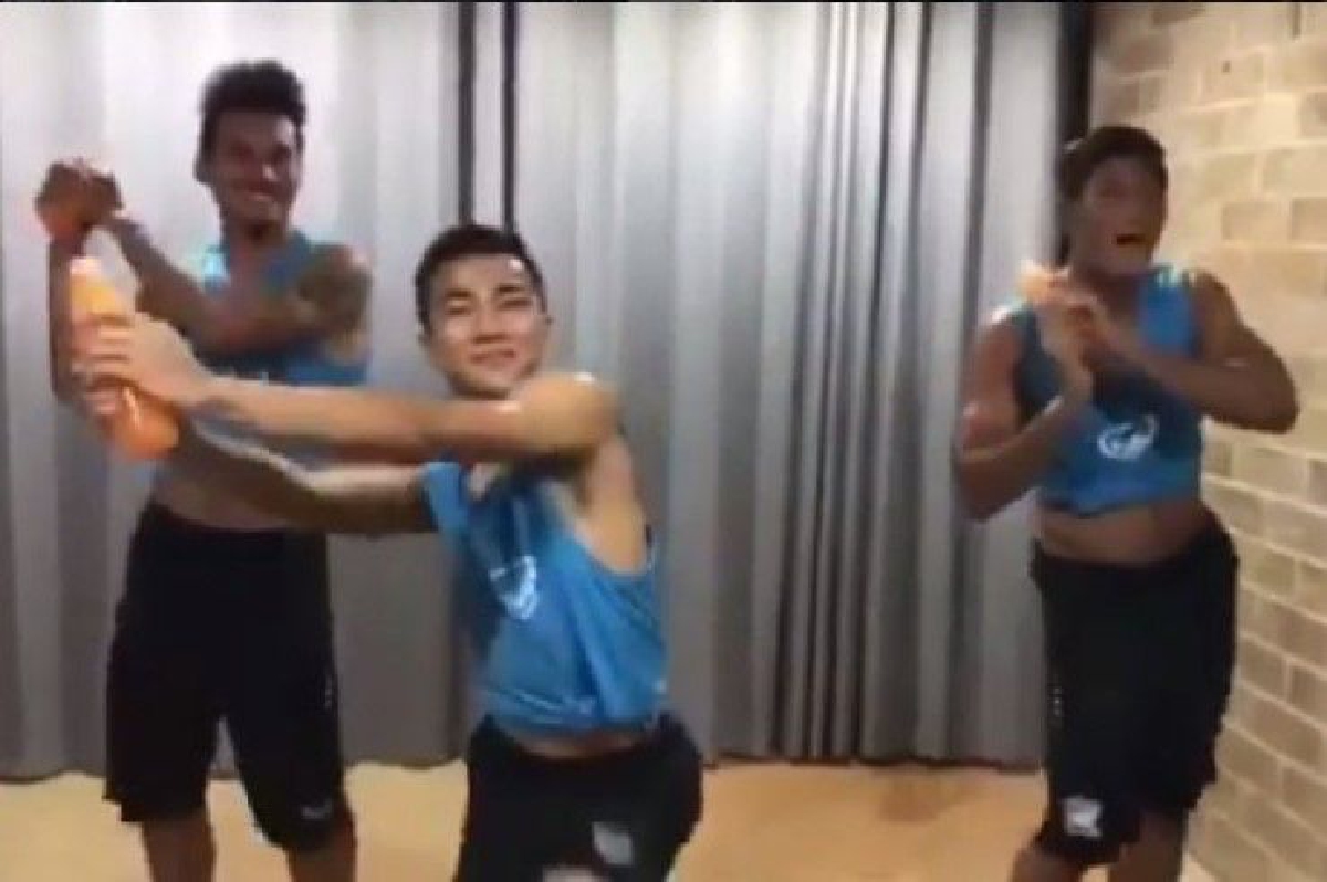 เจ-ปีโป้-ตุ้ย โชว์เต้นอย่างพริ้วฉลองแชมป์ซูซูกิคัพ เจ-ปีโป้-ตุ้ย โชว์เต้นอย่างพริ้วฉลองแชมป์ซูซูกิคัพ