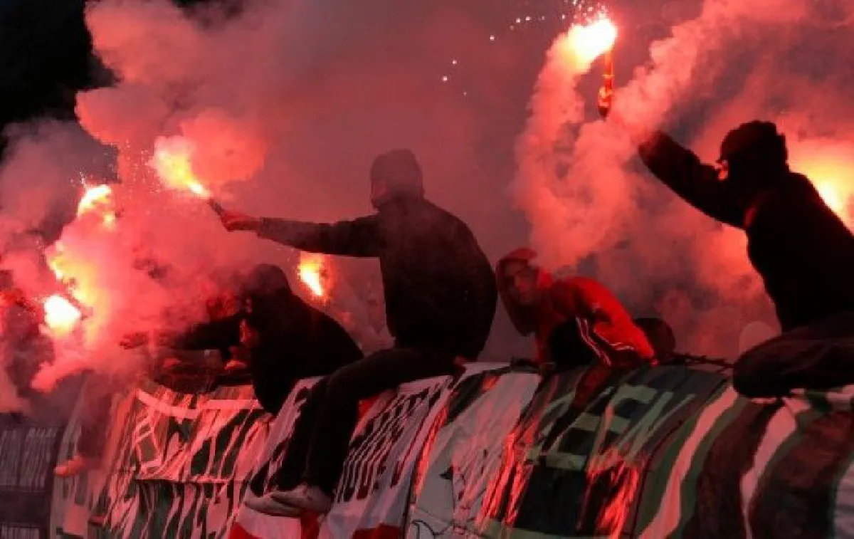 "พลุไฟในสนาม" เมื่อแฟนบอลบางกลุ่มเปลี่ยนเสียงเชียร์เป็นผลเสียให้ทีมเจ้าบ้าน