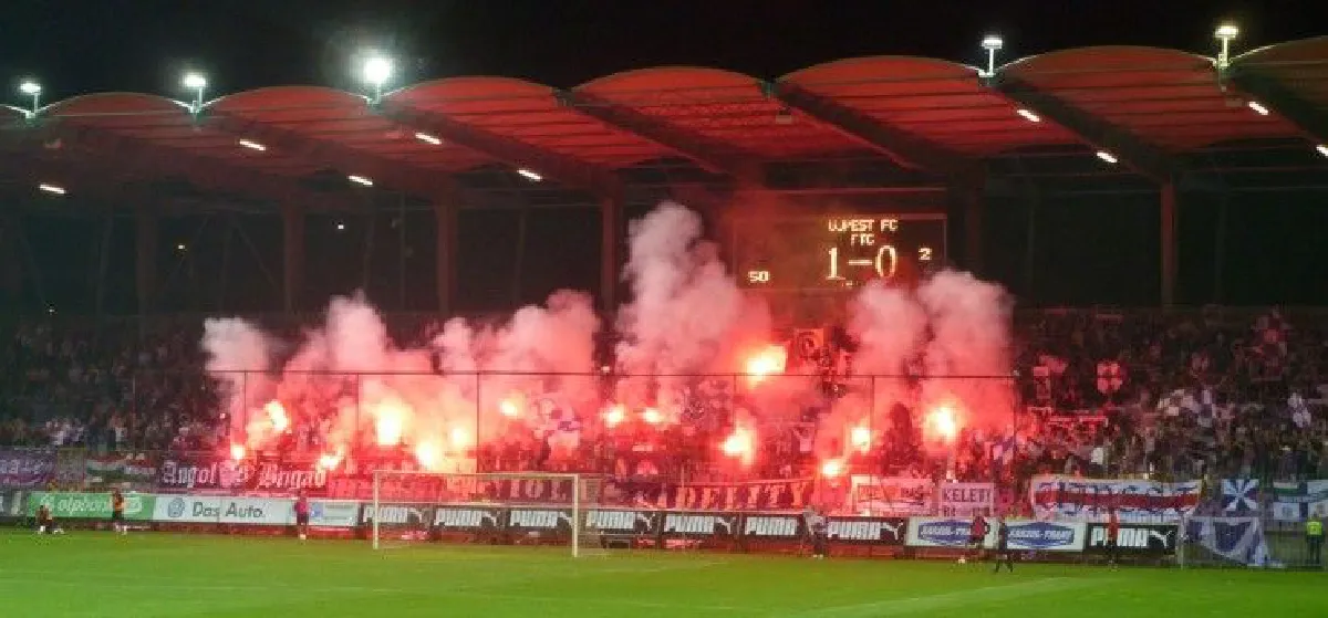 "พลุไฟในสนาม" เมื่อแฟนบอลบางกลุ่มเปลี่ยนเสียงเชียร์เป็นผลเสียให้ทีมเจ้าบ้าน