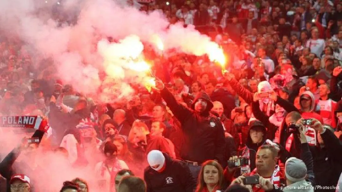 "พลุไฟในสนาม" เมื่อแฟนบอลบางกลุ่มเปลี่ยนเสียงเชียร์เป็นผลเสียให้ทีมเจ้าบ้าน