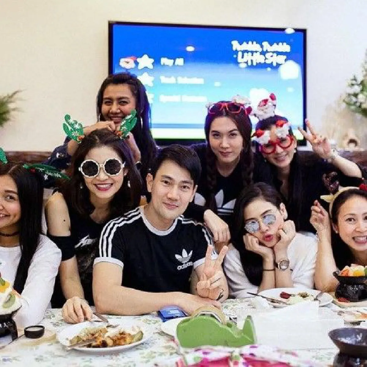 รวมโมเมนต์น่ารัก เหล่าคุณแม่ดาราอุ้มลูกฉลองคริสต์มาสฮาเฮ