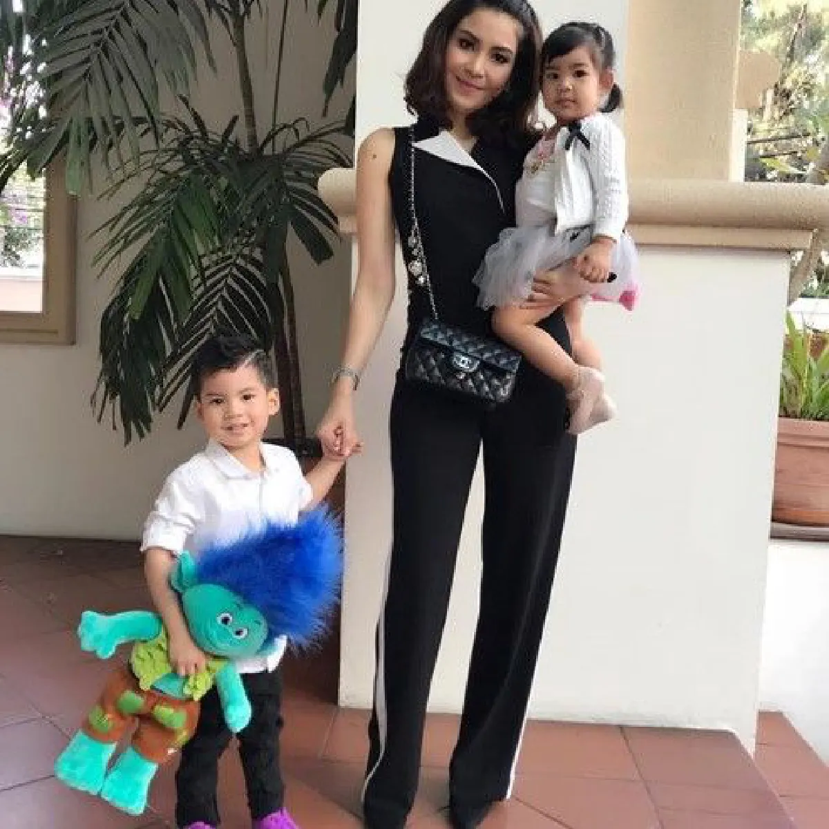 รวมโมเมนต์น่ารัก เหล่าคุณแม่ดาราอุ้มลูกฉลองคริสต์มาสฮาเฮ