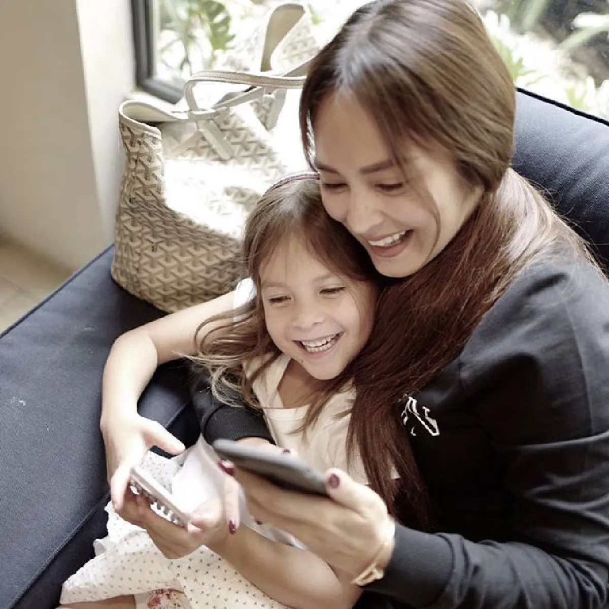 น่ารักจัง! น้องไลลา-ลูก้า ลูกทั้งสองของ พอลล่า ขวัญใจน้าๆแก๊งนางฟ้า