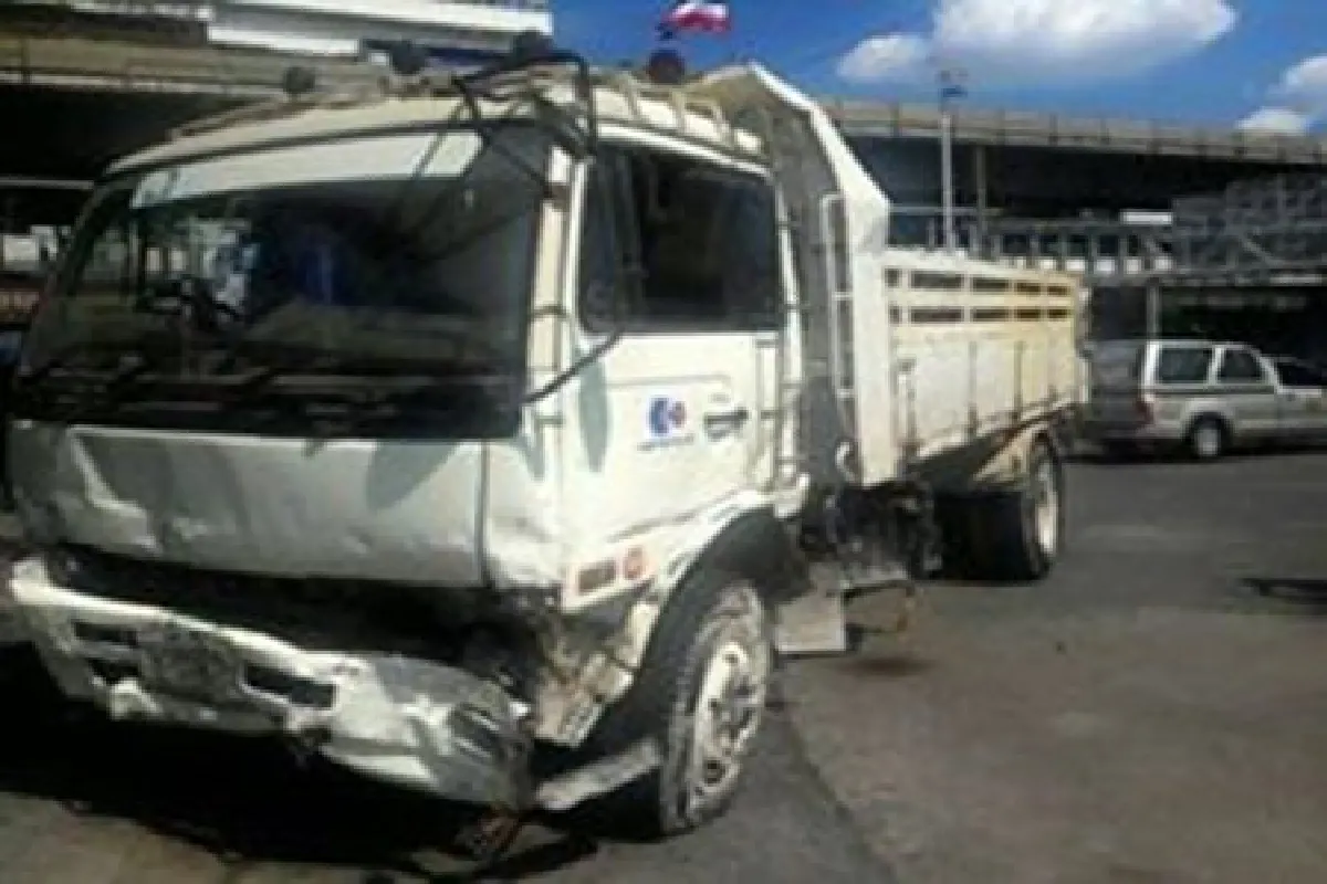 ล่าระทึก!หกล้อซิ่งแหกด่านชนรถดะพังกว่า 20 คัน