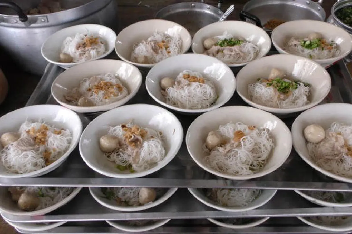 วัดทรงเสวยทำก๋วยเตี๋ยวบาทเดียว ให้บริการญาติโยมทำบุญอิ่มท้อง