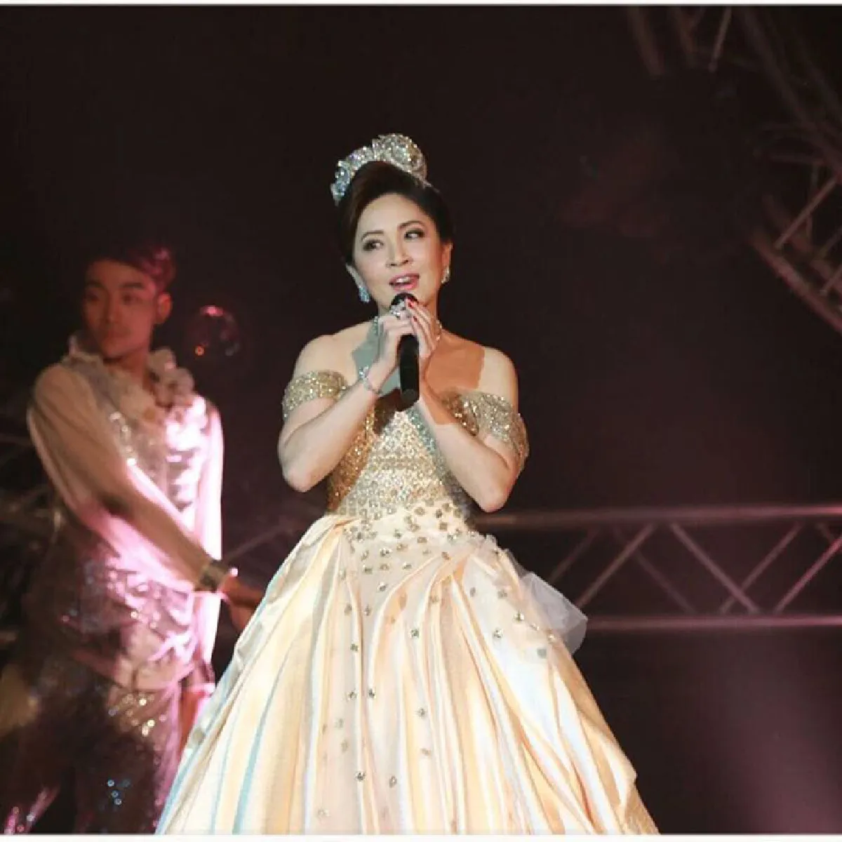 ฟังกันยัง? กวาง กมลชนก โชว์ลูกคอร้องเพลงหมอลำสุดไพเราะ