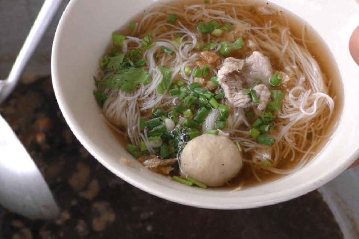 วัดทรงเสวยทำก๋วยเตี๋ยวบาทเดียว ให้บริการญาติโยมทำบุญอิ่มท้อง วัดทรงเสวยทำก๋วยเตี๋ยวบาทเดียว ให้บริการญาติโยมทำบุญอิ่มท้อง