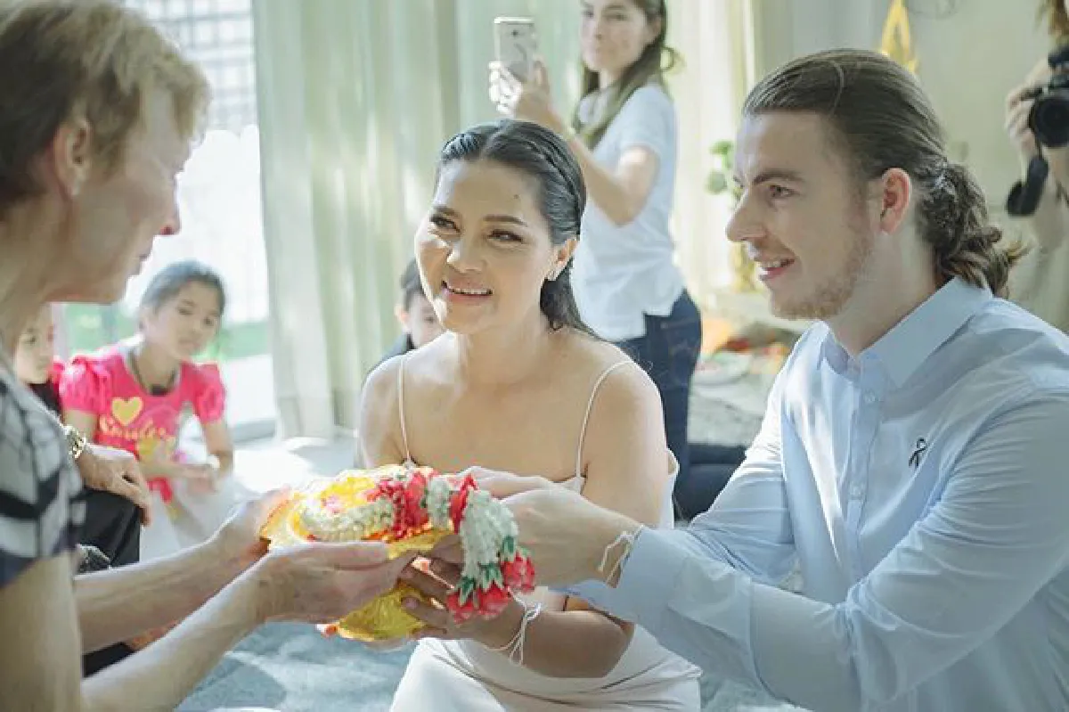 สุนารี เผยภาพรอยยิ้มของพ่อแม่ หลังพาลูกเขยฝรั่งไปกราบเท้า