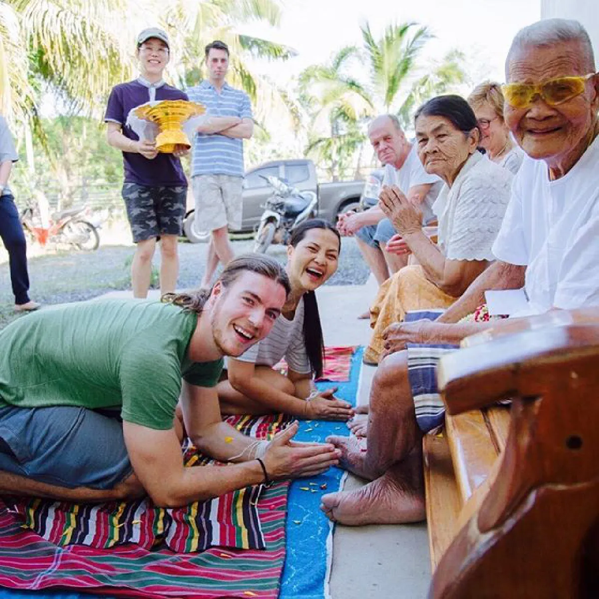 สุนารี เผยภาพรอยยิ้มของพ่อแม่ หลังพาลูกเขยฝรั่งไปกราบเท้า
