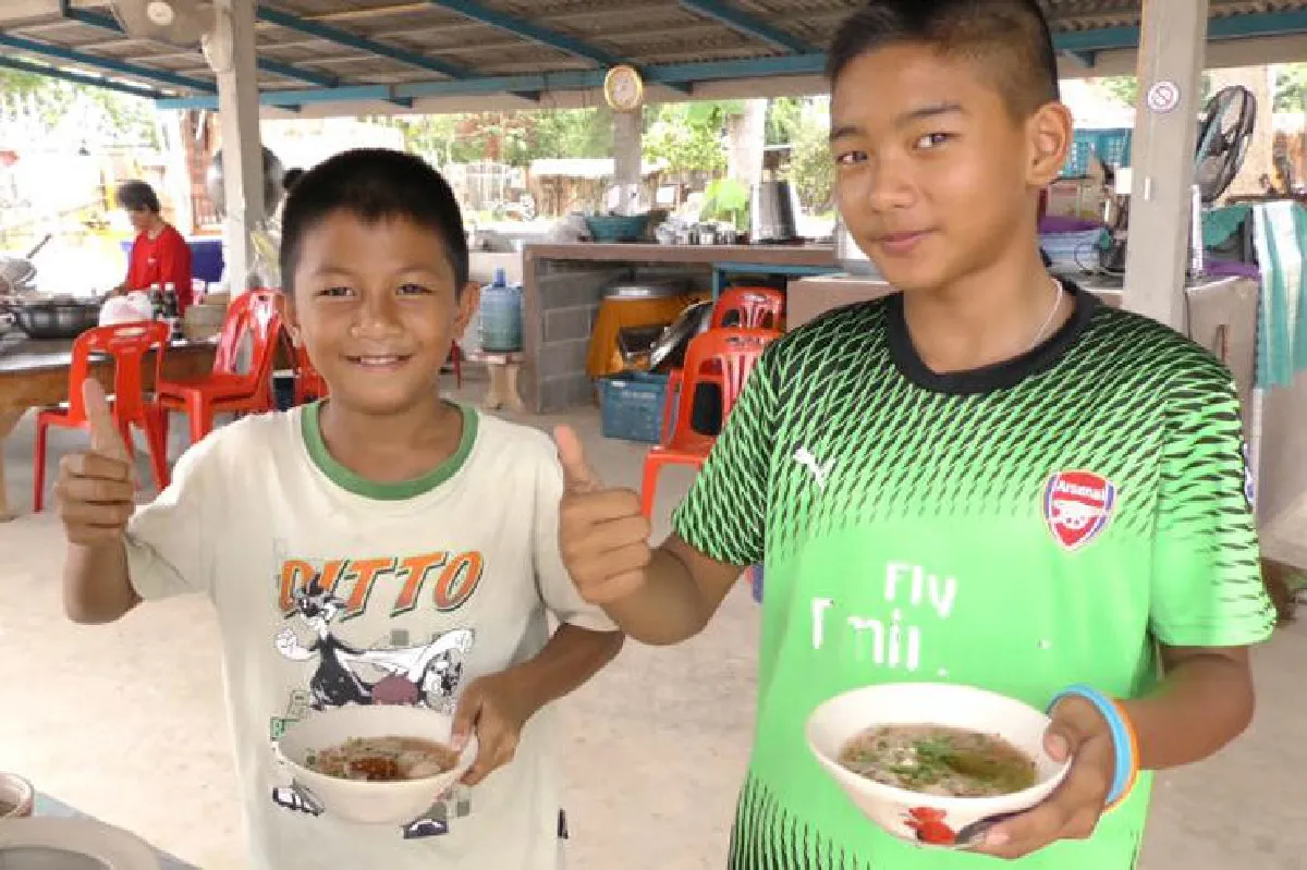 วัดทรงเสวยทำก๋วยเตี๋ยวบาทเดียว ให้บริการญาติโยมทำบุญอิ่มท้อง
