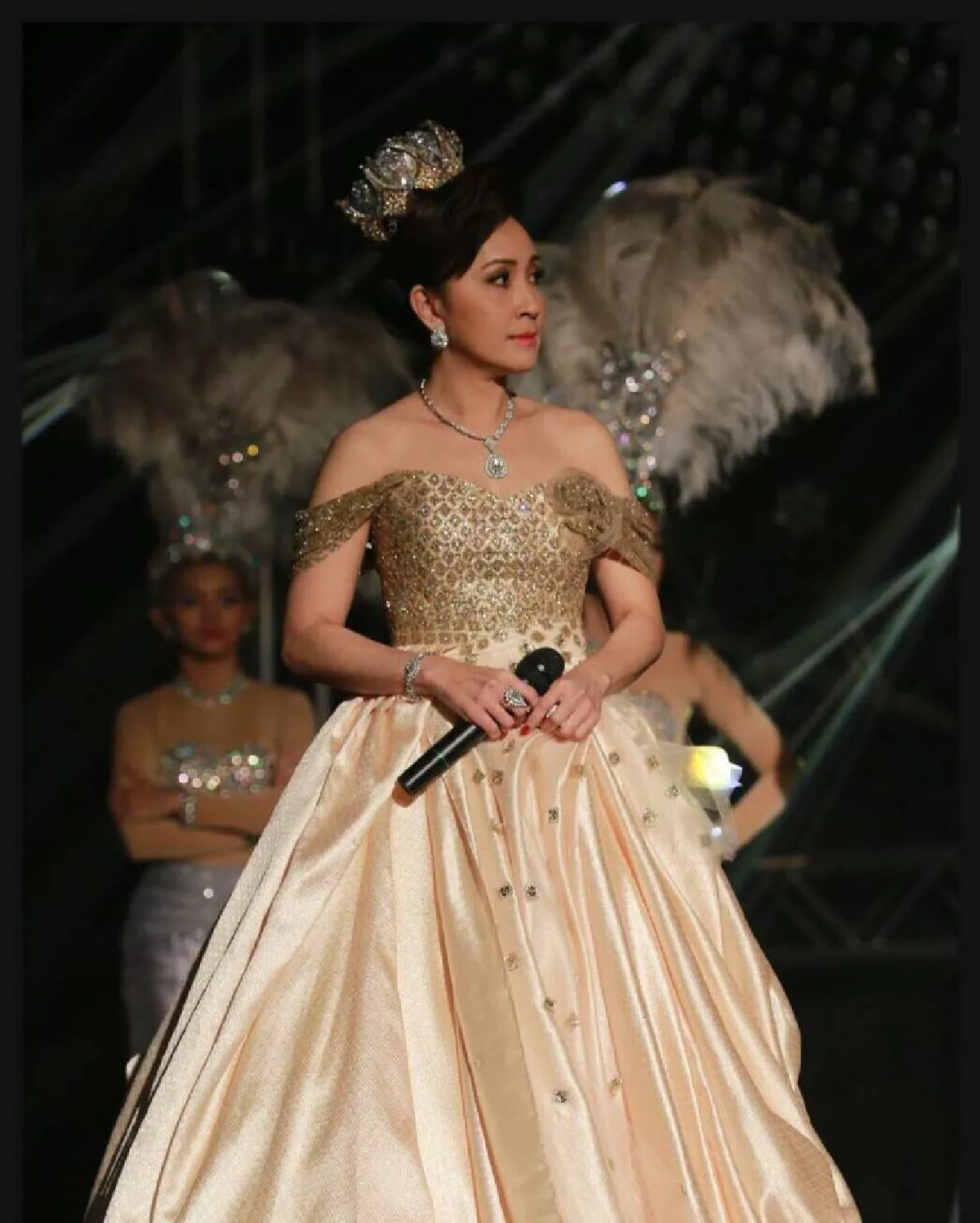 ฟังกันยัง? กวาง กมลชนก โชว์ลูกคอร้องเพลงหมอลำสุดไพเราะ