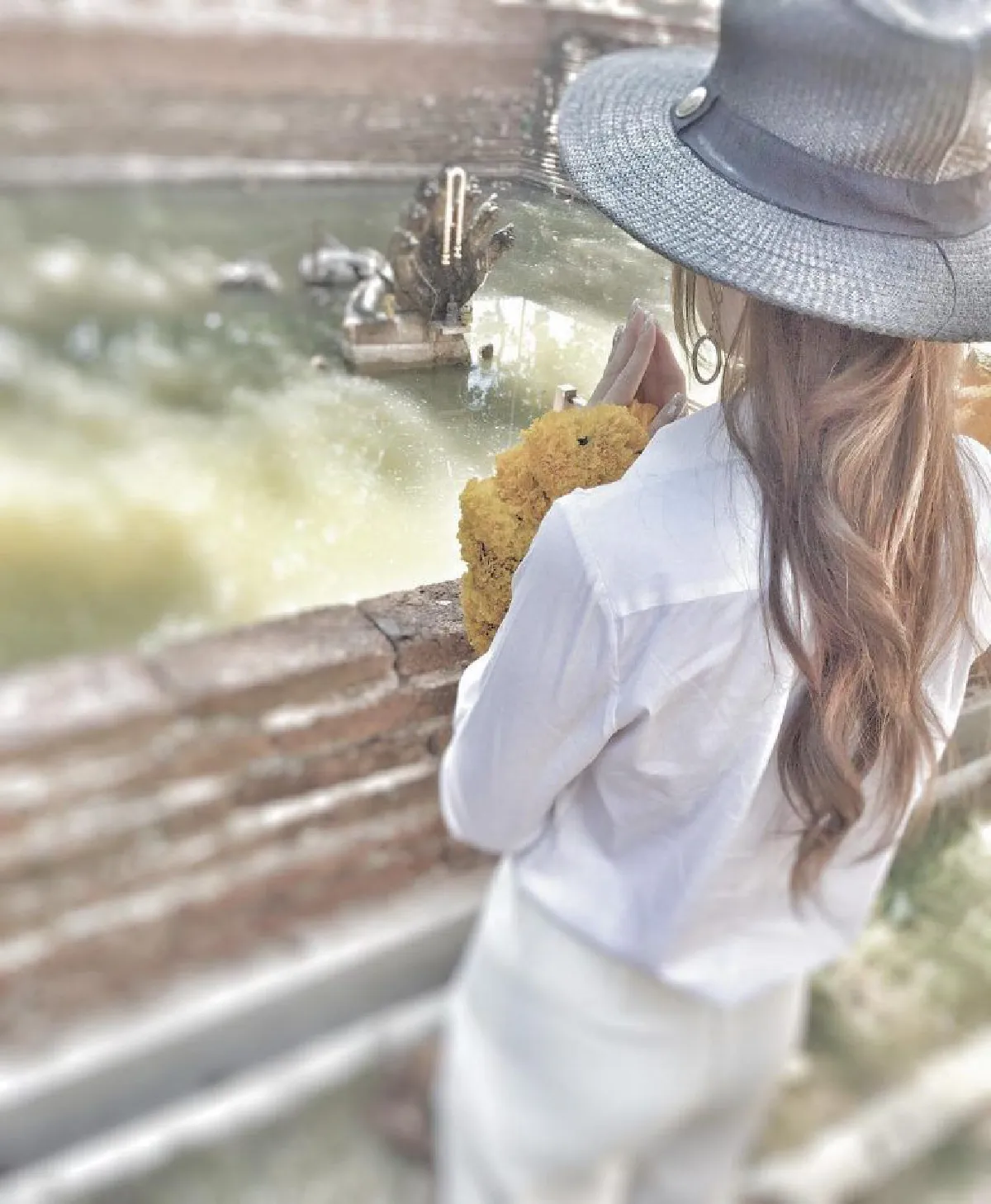 คู่รักสายบุญ! กอล์ฟ-ขวัญ พา แม่แอ๊ว ตักบาตรข้าวเหนียวที่เวียงจันทน์