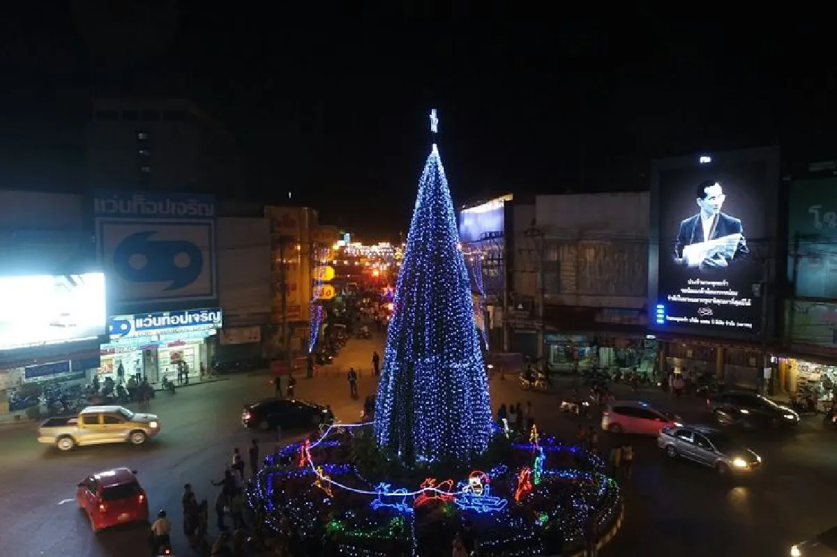 พิษณุโลกแต่งต้นคริสต์มาสกลางเมืองสูง15เมตร