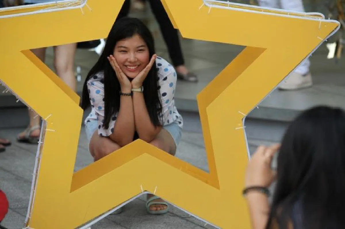 ชมภาพต้นคริสต์มาสขนาดใหญ่ในห้างกลางกรุง