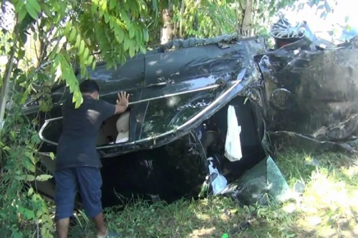 บีเอ็มดับบลิวยางแตกพลิกคว่ำพังยับแต่รอดทั้งคัน