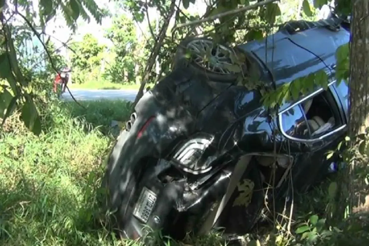 บีเอ็มดับบลิวยางแตกพลิกคว่ำพังยับแต่รอดทั้งคัน