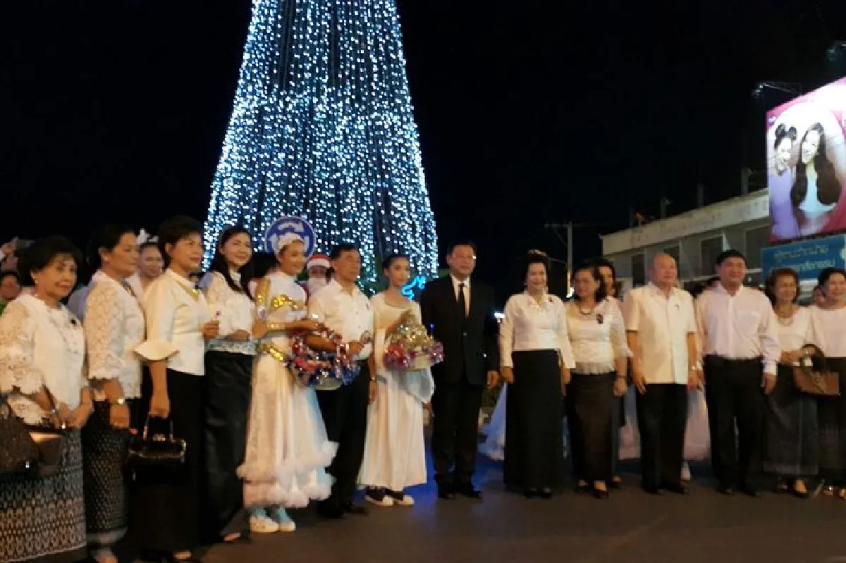 พิษณุโลกแต่งต้นคริสต์มาสกลางเมืองสูง15เมตร