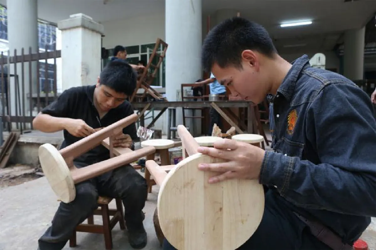 โรงเรียนพระดาบส สร้างสัมมาชีพ สร้างเฟอร์นิเจอร์พันธุ์ไทย