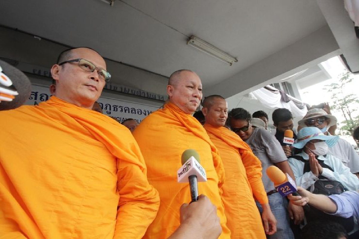ตำรวจปล่อยพระวิเทศภาวนาจารย์หลังรับทราบข้อหา ตำรวจปล่อยพระวิเทศภาวนาจารย์หลังรับทราบข้อหา