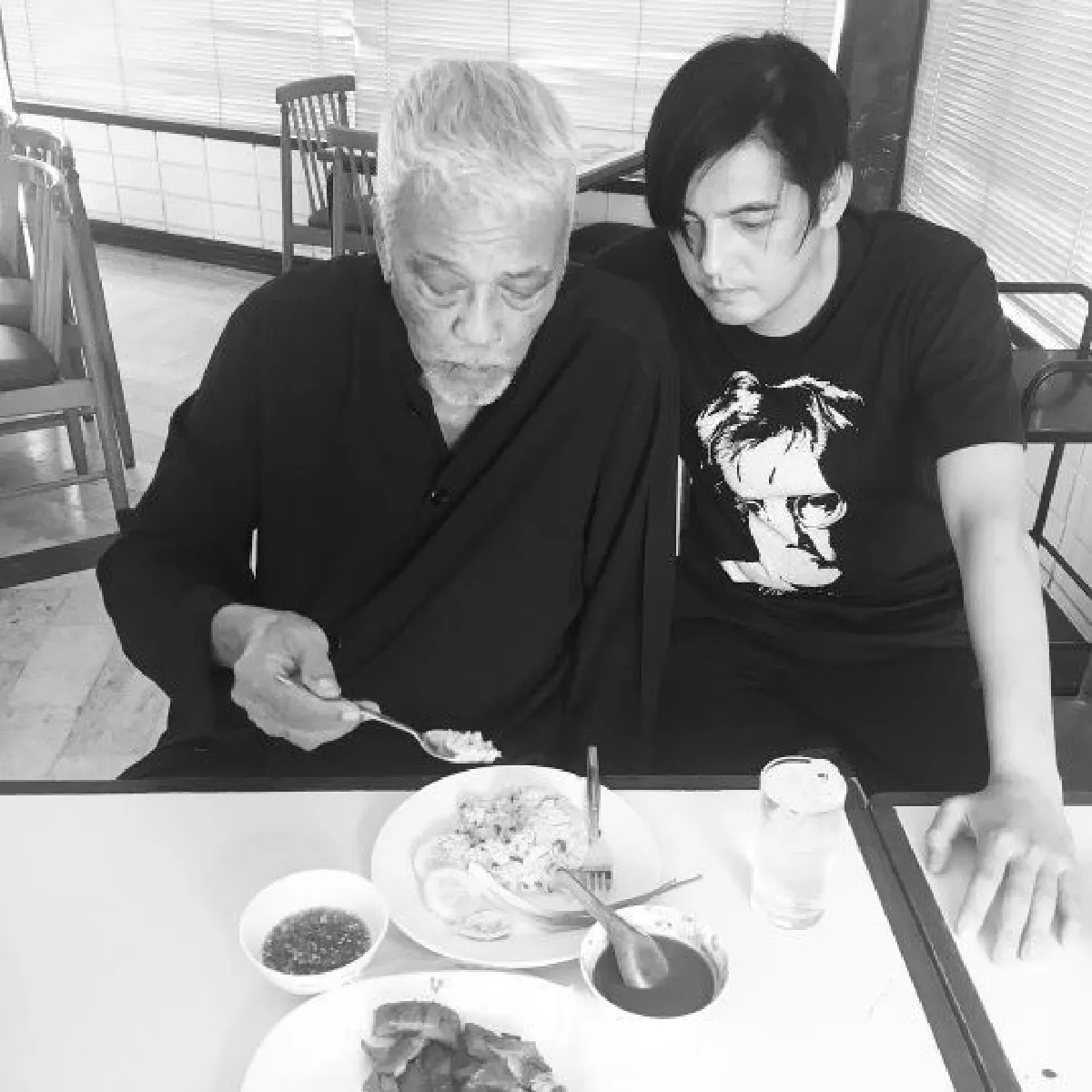 ศรราม วอนสวดมนต์ให้ พ่อชุมพร หลังป่วยหนักถูกหามส่งไอซียู