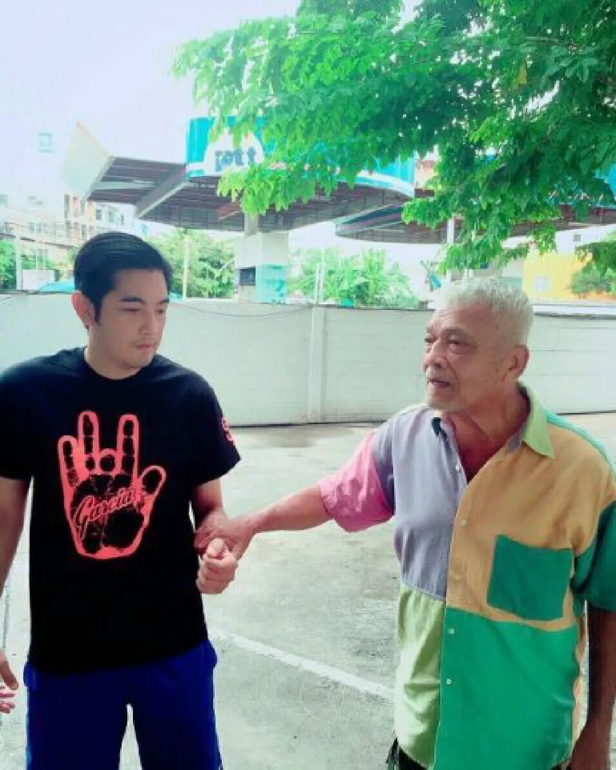 ศรราม วอนสวดมนต์ให้ พ่อชุมพร หลังป่วยหนักถูกหามส่งไอซียู