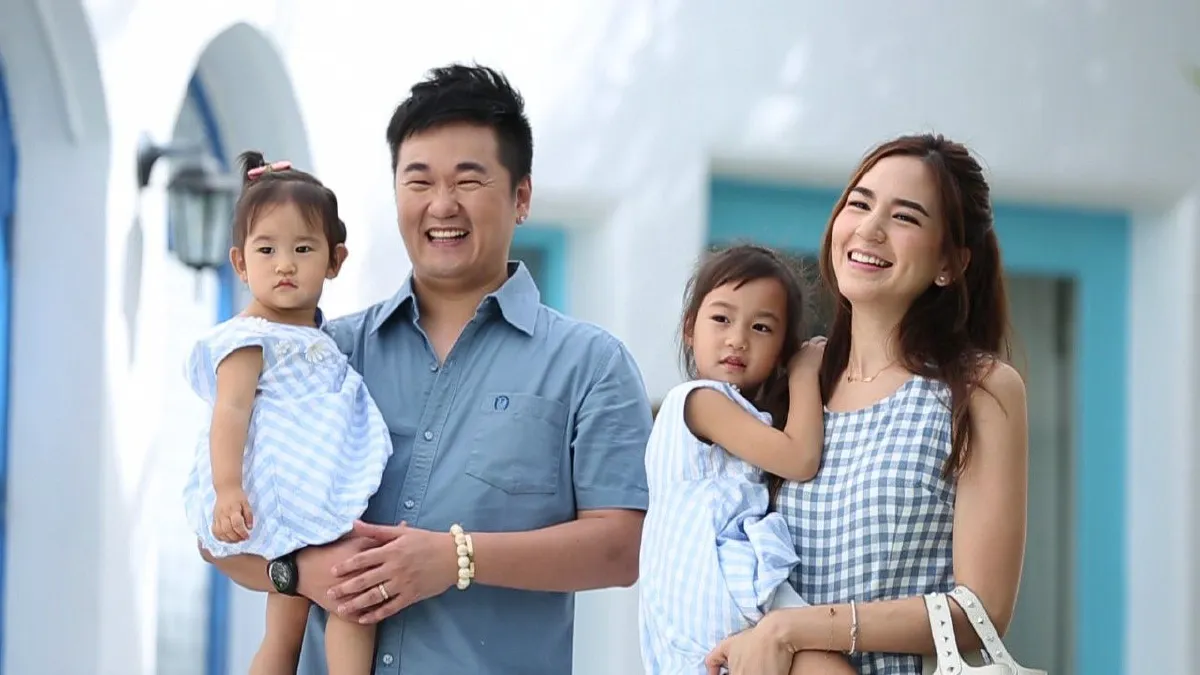 ลูกสี่ยังแซ่บ! พลอย ชิดจันทร์ ควงสามีพาลูกๆตะลุยซานโตรินี