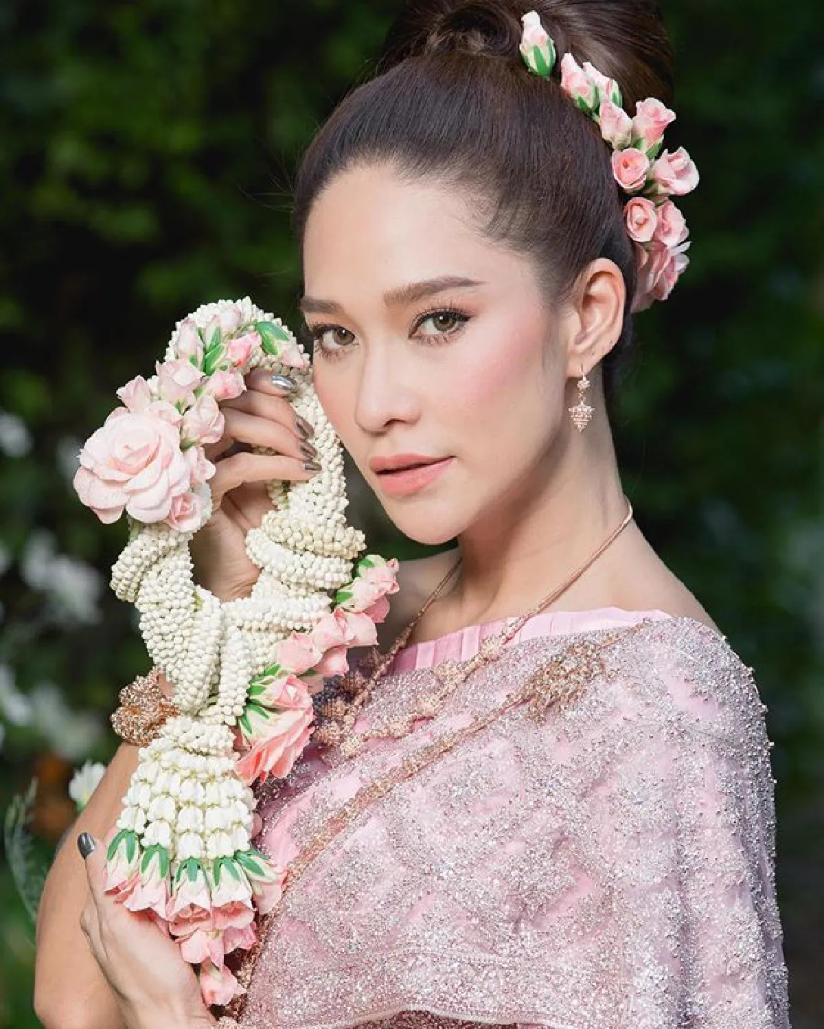 สวยสะกดทุกสายตา! พลอย แต้ว เบลล่า งามสง่าในชุดไทย
