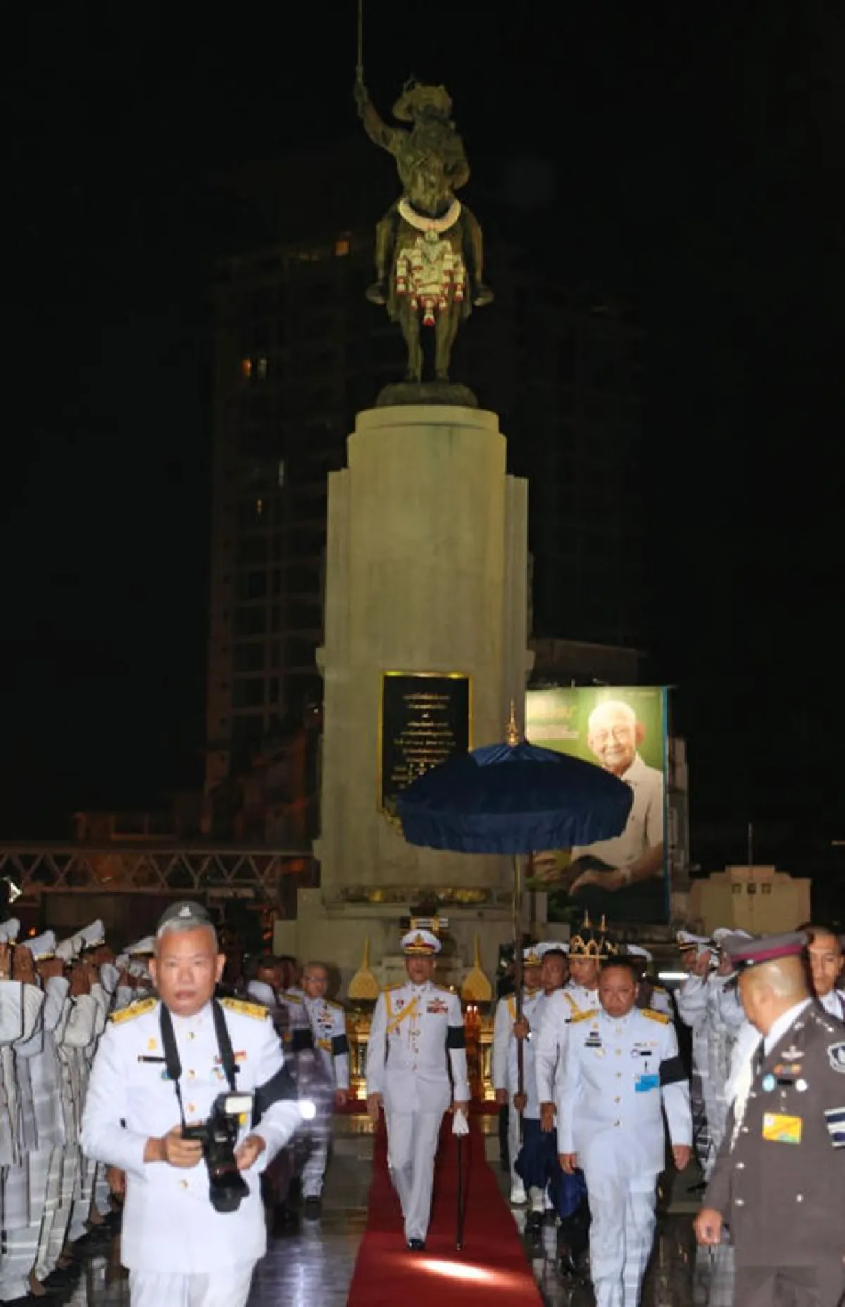 สมเด็จพระเจ้าอยู่หัวร.10วางพานพุ่มวันพระเจ้าตากสิน