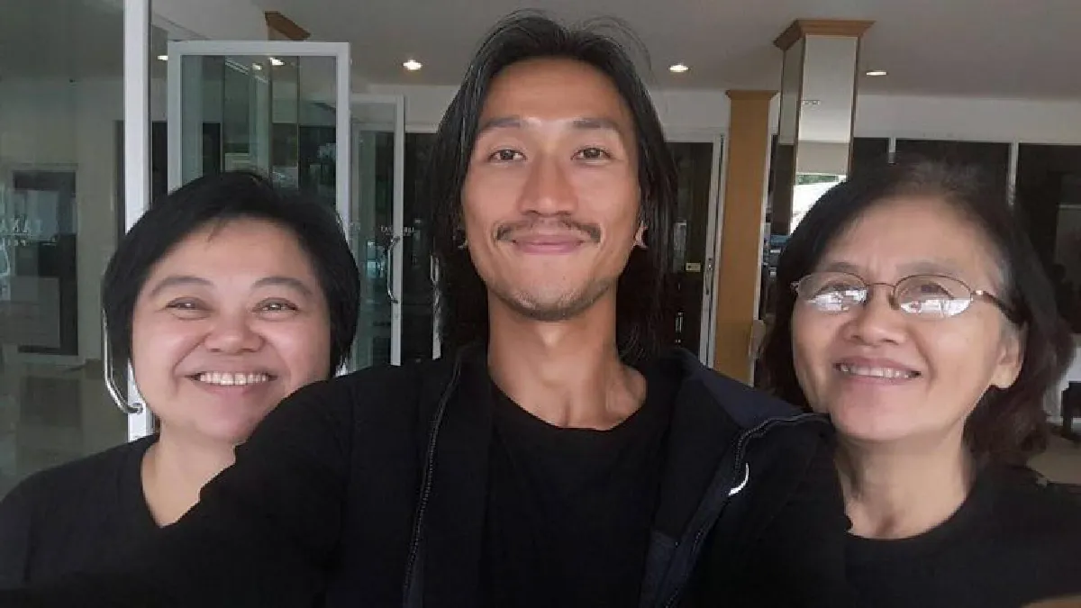 รอยยิ้มแห่งความสุข! ตูน บอดี้สแลม ถอยรถป้ายแดง เป็นของขวัญปีใหม่ให้พ่อแม่