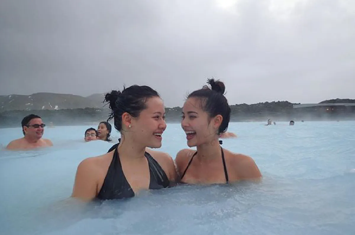 น่ารักสดใสแพ็คคู่! ญาญ่า พาพี่สาวแท้ๆ แช่น้ำพุร้อนบลูลากูน