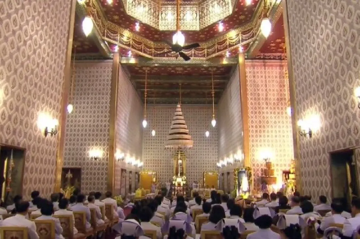 สมเด็จพระเจ้าอยู่หัวบำเพ็ญพระราชกุศลพระบรมศพร.9