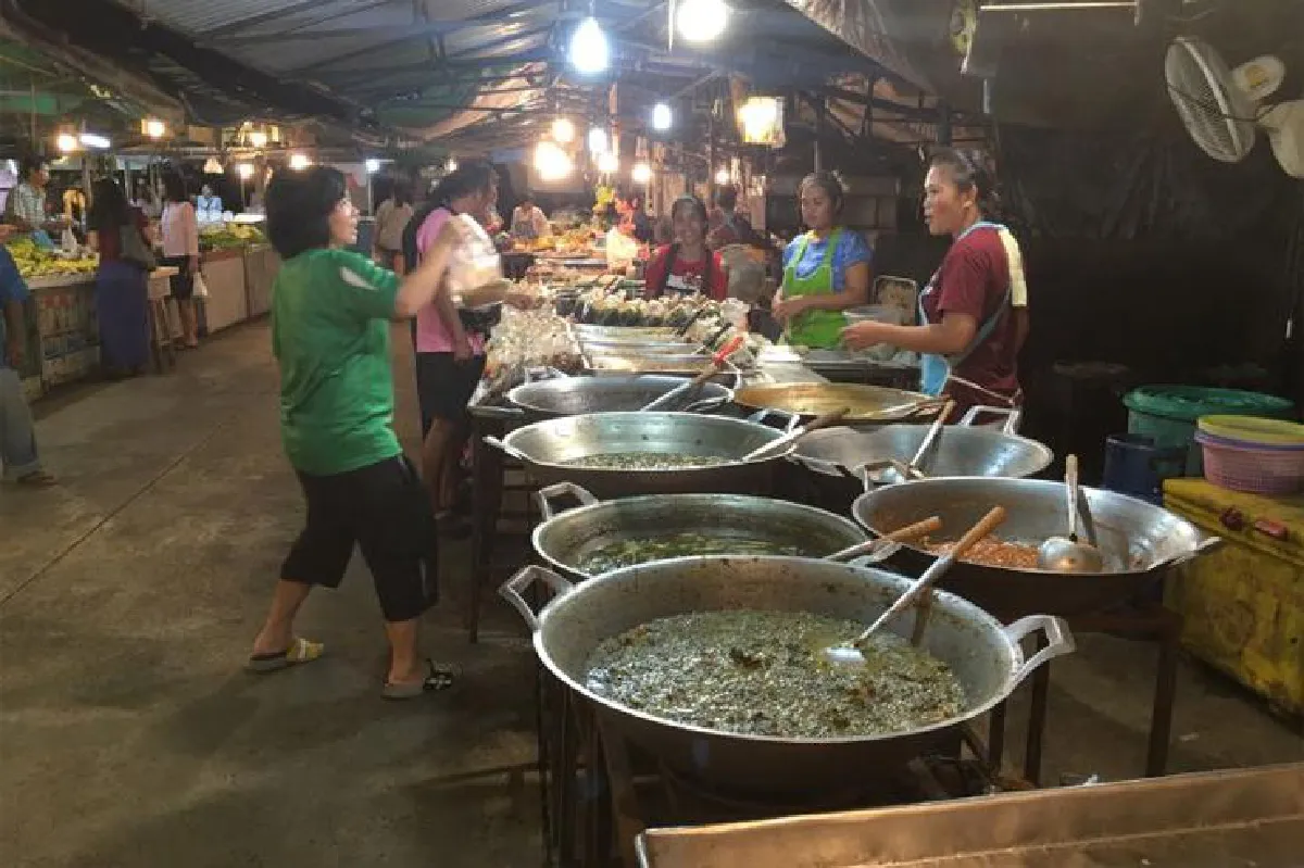 ข้าวแกงกระทะยักษ์ รสชาติอร่อยไทยแท้