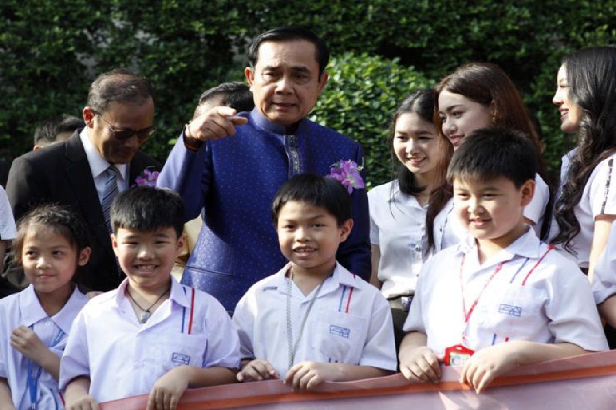 'นายก' มอบคำขวัญวันครู ปี 60 'นายก' มอบคำขวัญวันครู ปี 60